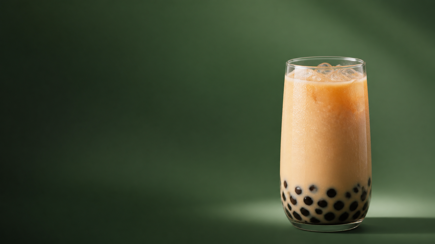 一杯现代珍珠奶茶的产品摄影